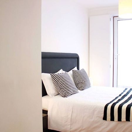Joivy Modern 1-Bed Apt With Terrace, Moments From Sao Bento Palace Lisboa Exterior foto