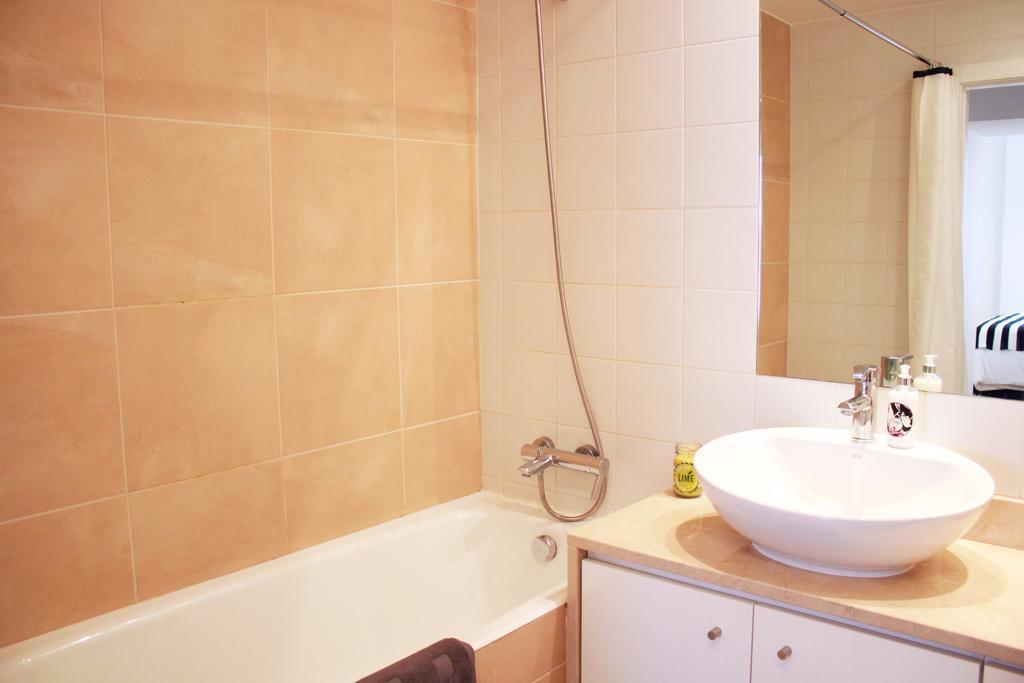 Joivy Modern 1-Bed Apt With Terrace, Moments From Sao Bento Palace Lisboa Exterior foto