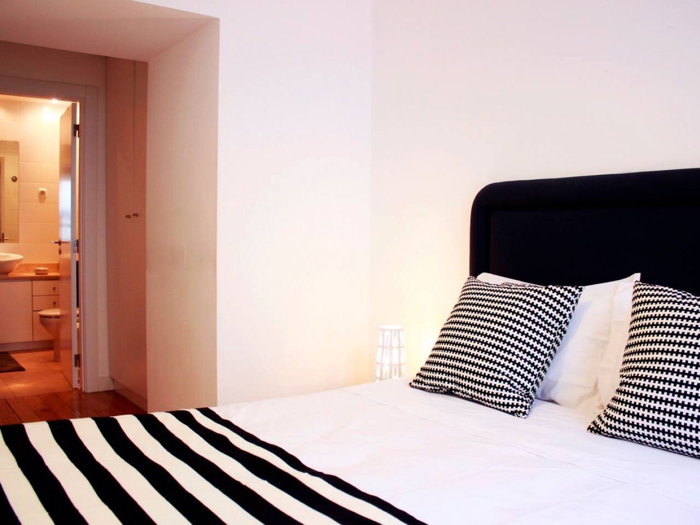 Joivy Modern 1-Bed Apt With Terrace, Moments From Sao Bento Palace Lisboa Exterior foto